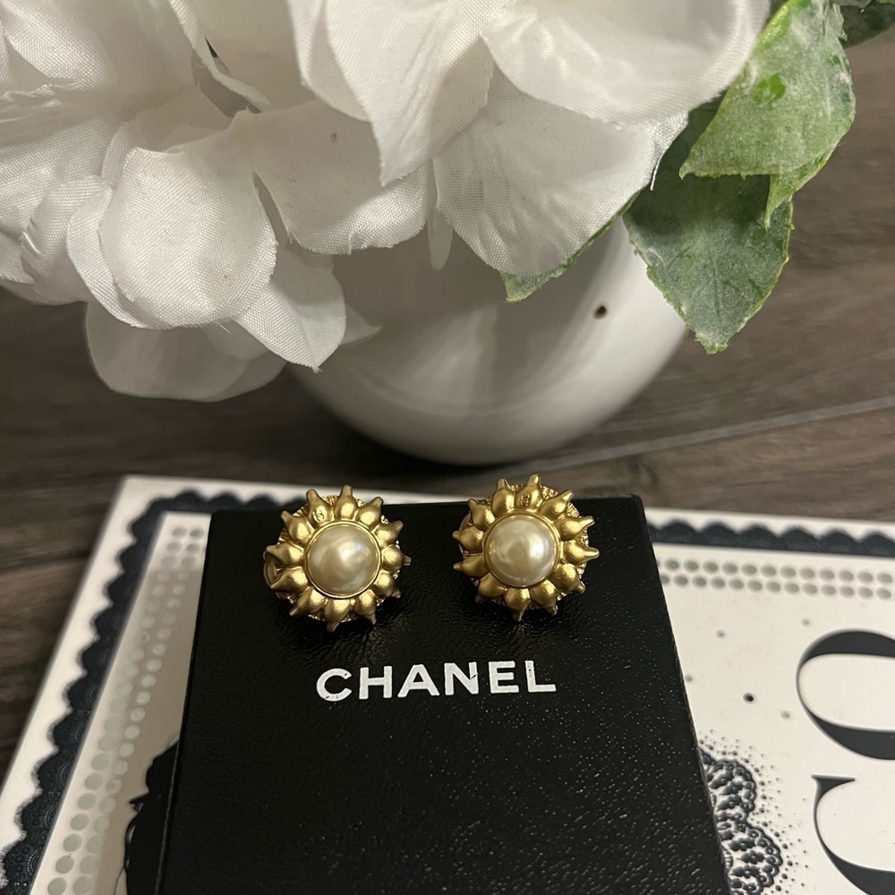 CHANEL Vintage Faux Pearl Gold CC Clip On Earrings - Picture 1 of 11